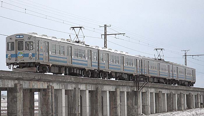 弘南鉄道尾上高架橋を加速する7000系4両編成