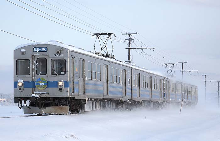 雪の中、力走する弘南鉄道7000系4両編成