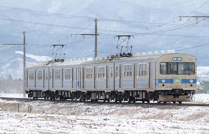 多数の学生を乗せて柏農高前に接近する弘南鉄道7000系4両編成