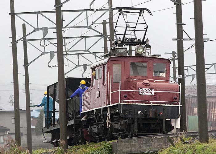 弘南鉄道大鰐線ED221+ホキ1246バラスト散布列車現場へ