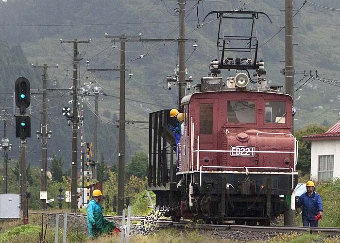 弘南鉄道大鰐線鯖石〜石川プールED221+ホキ1246砕石散布現場-2