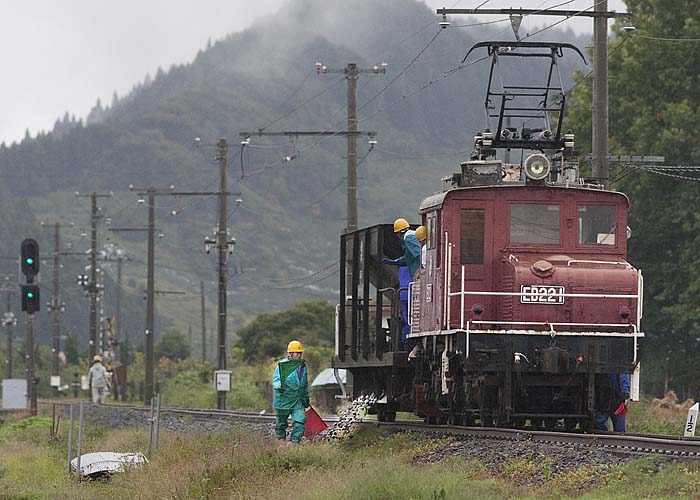 弘南鉄道大鰐線鯖石〜石川プールED221+ホキ1246砕石散布現場-3