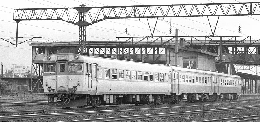 キハ3両編成気動車苗穂駅発車