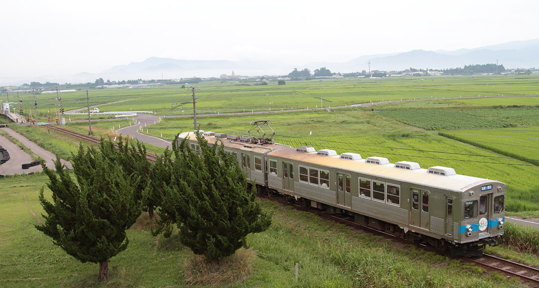 田んぼアート駅付近を走行7000系