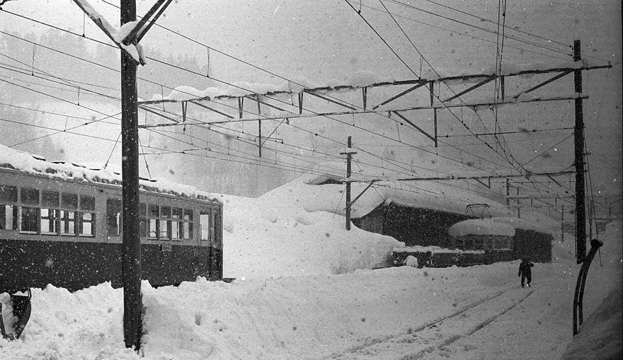 山形交通三山線間沢車庫大雪