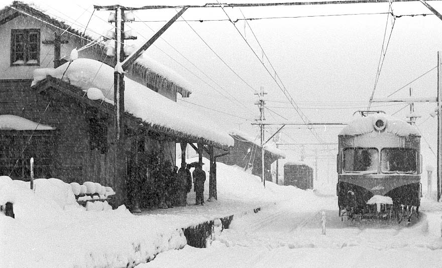 山形交通三山線白岩駅多雪