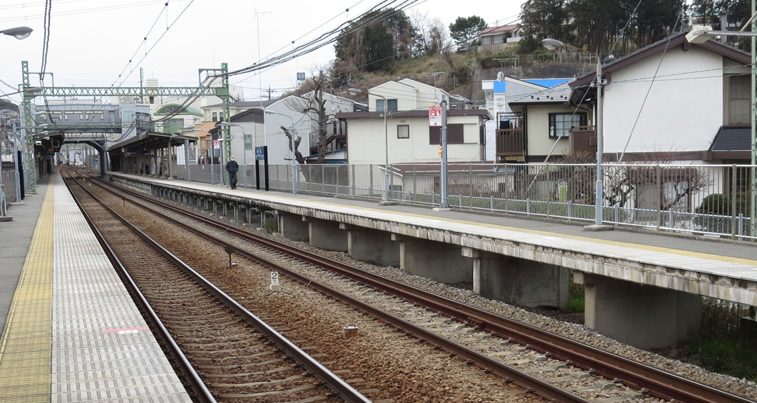 線路が移設された六浦駅
