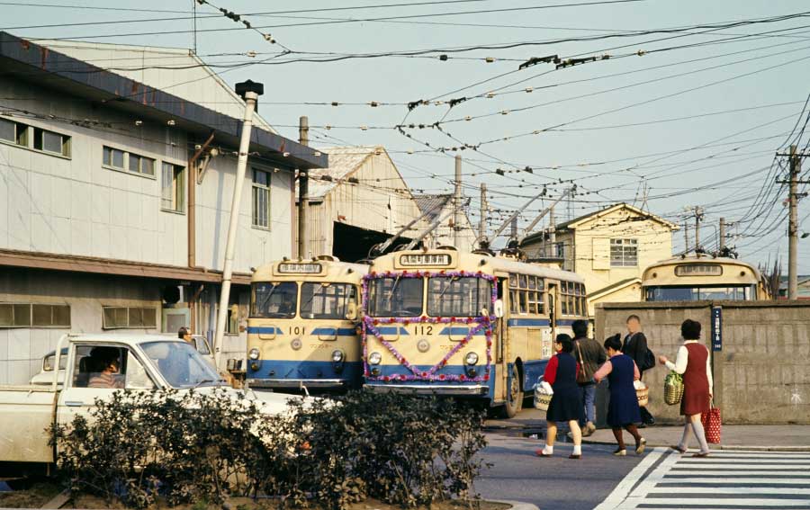 横浜市交通局トロリーバス112号お別れ装飾浅間町車庫