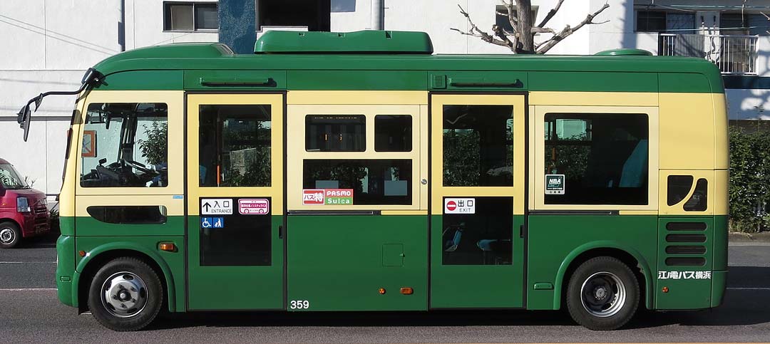 江ノ電鉄道線色小型バス側面