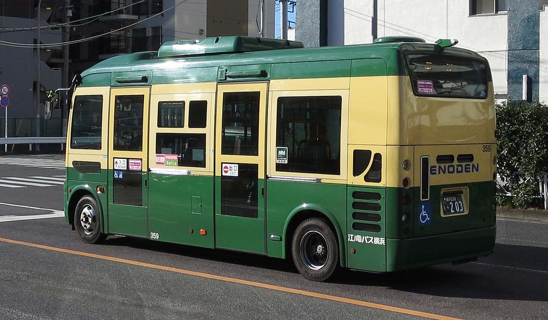 江ノ電鉄道線色小型バス後部
