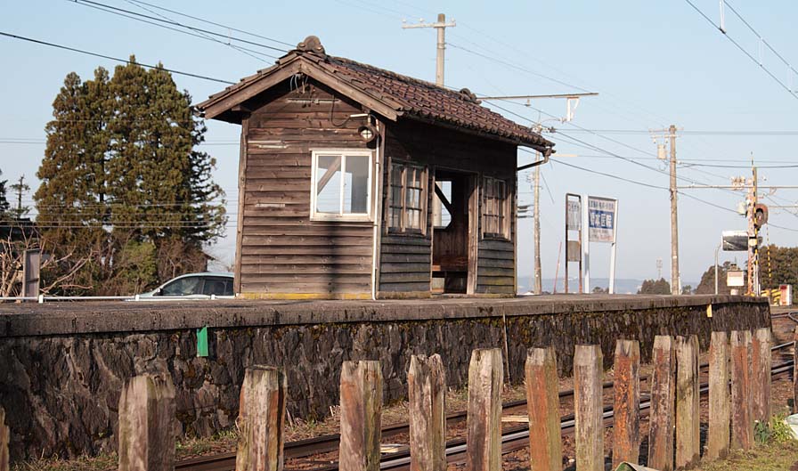 富山地鉄月岡駅待合室