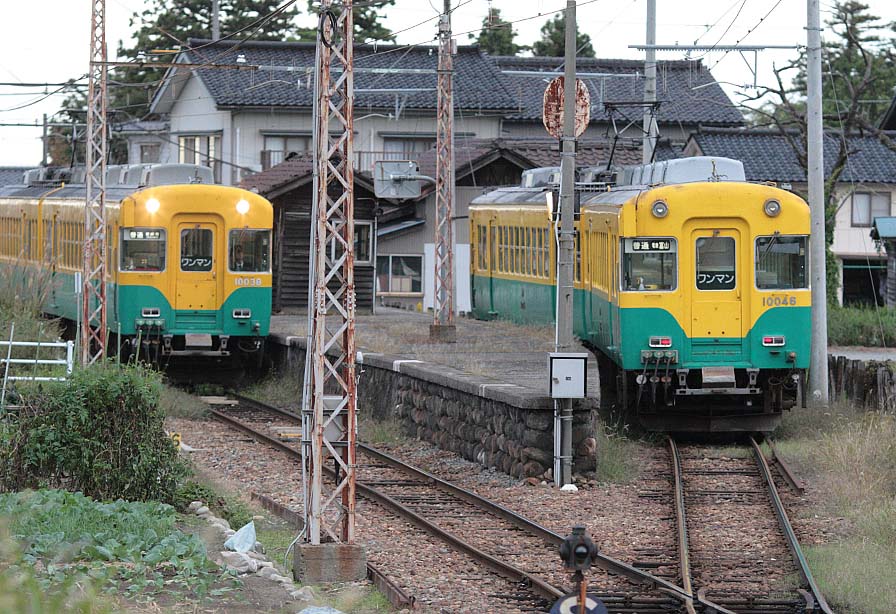 富山地鉄月岡駅10030交換