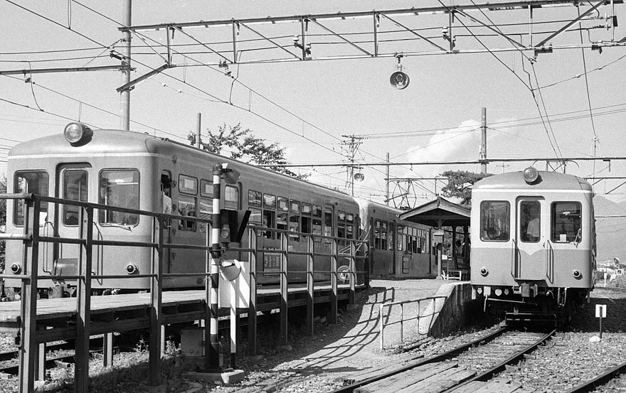 松本電鉄新村駅列車交換