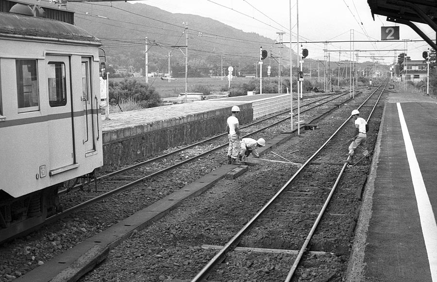 一畑電鉄川跡駅枕木交換作業