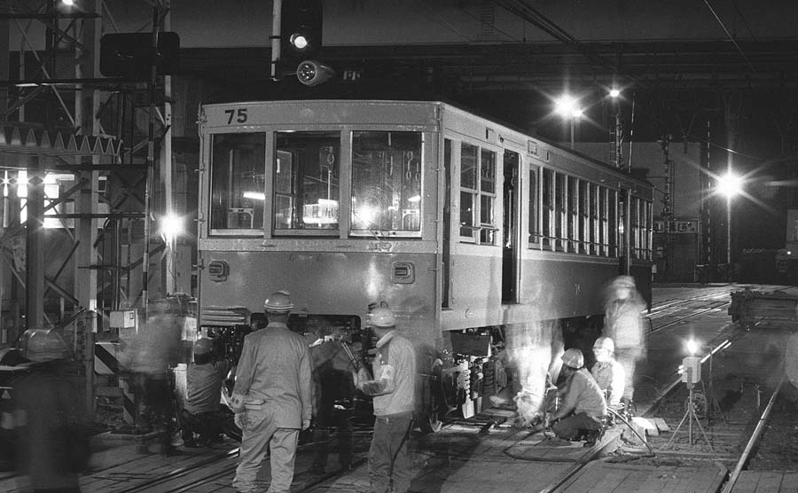 京急産業道路駅琴電向け75+76号台車振替作業