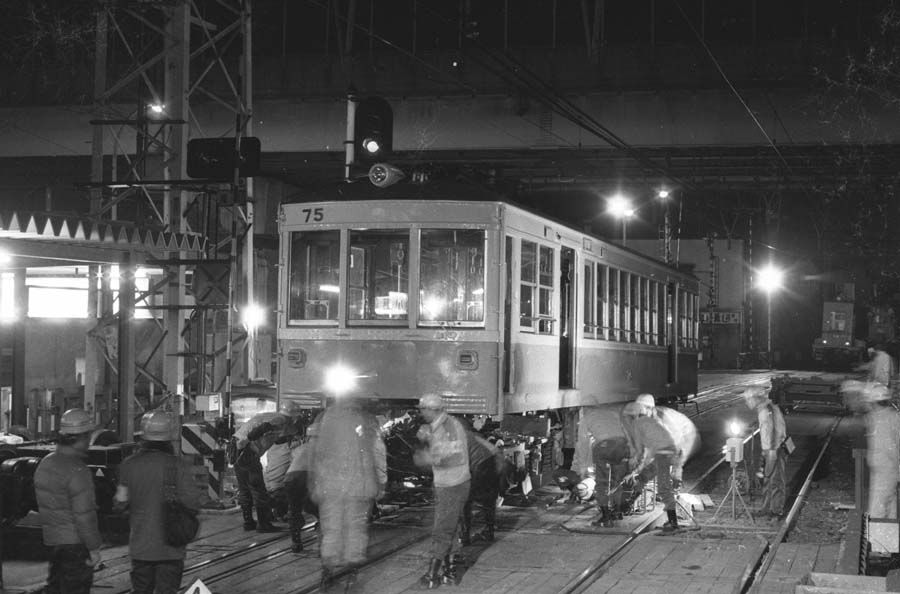 京急産業道路駅琴電向け75+76号台車振替作業