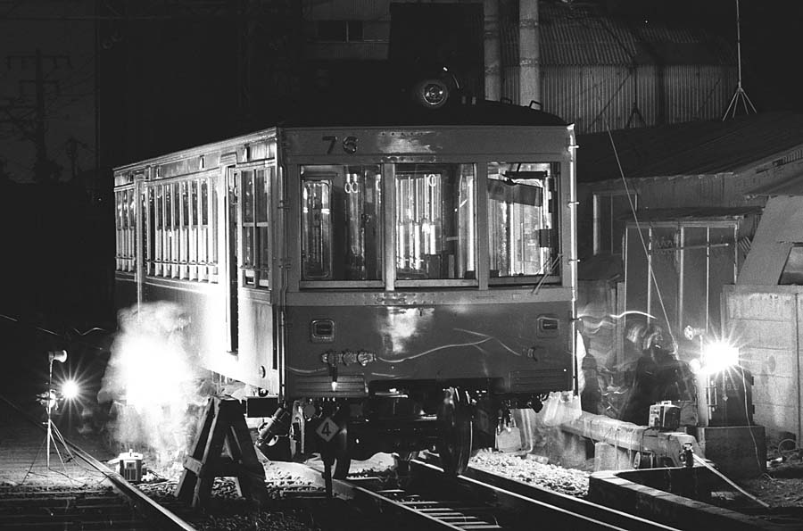 京急産業道路駅琴電向け75+76号台車振替作業