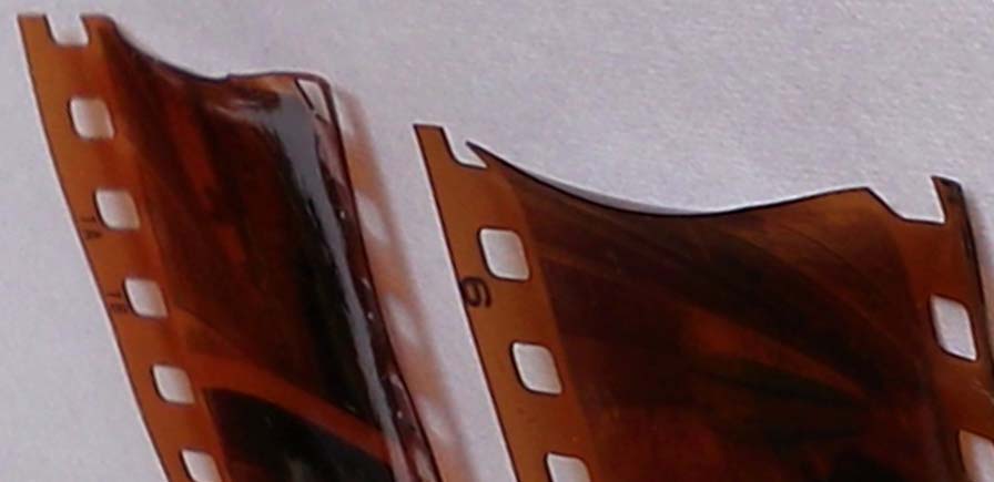 ビネガーシンドロームで反っているフィルム