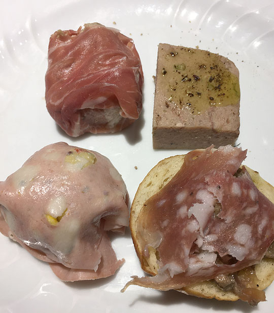 ラリラッサお得意のテリーヌ、パテ各種盛り