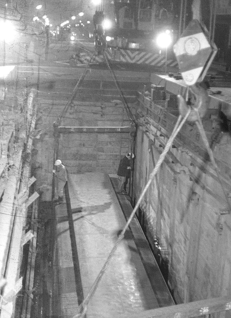 横浜市営地下鉄車両地下吊り下げ搬入